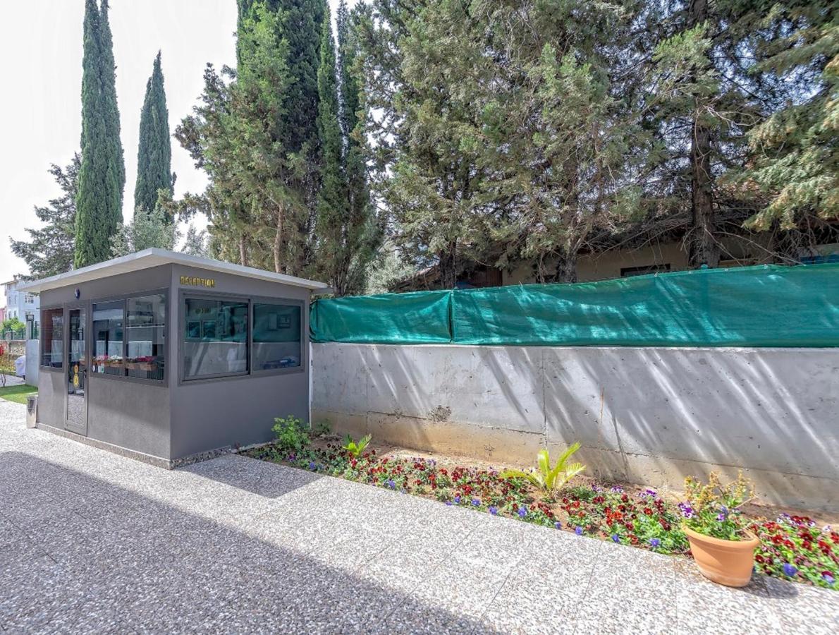 A Suite Side Exterior foto